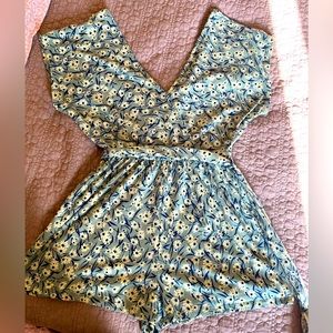 Urban Outfiitters floral romper size S. EUC. Smoke free home.